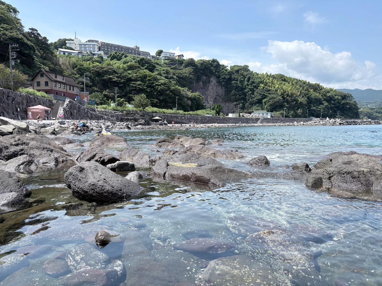 岩礁と透明な海が広がる琴ヶ浜海岸の全景