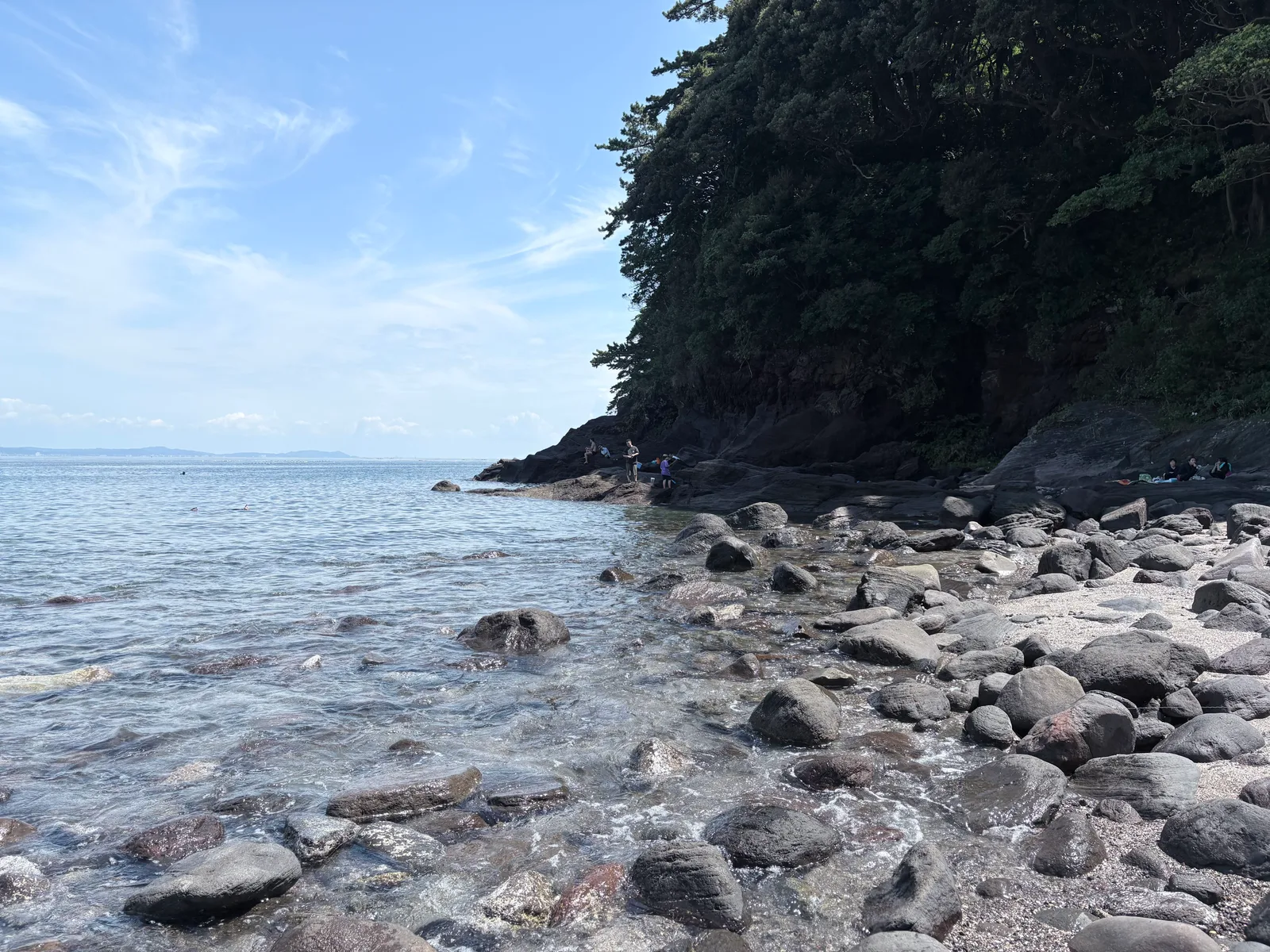 琴ヶ浜のゴロタ浜と木々に囲まれた磯場